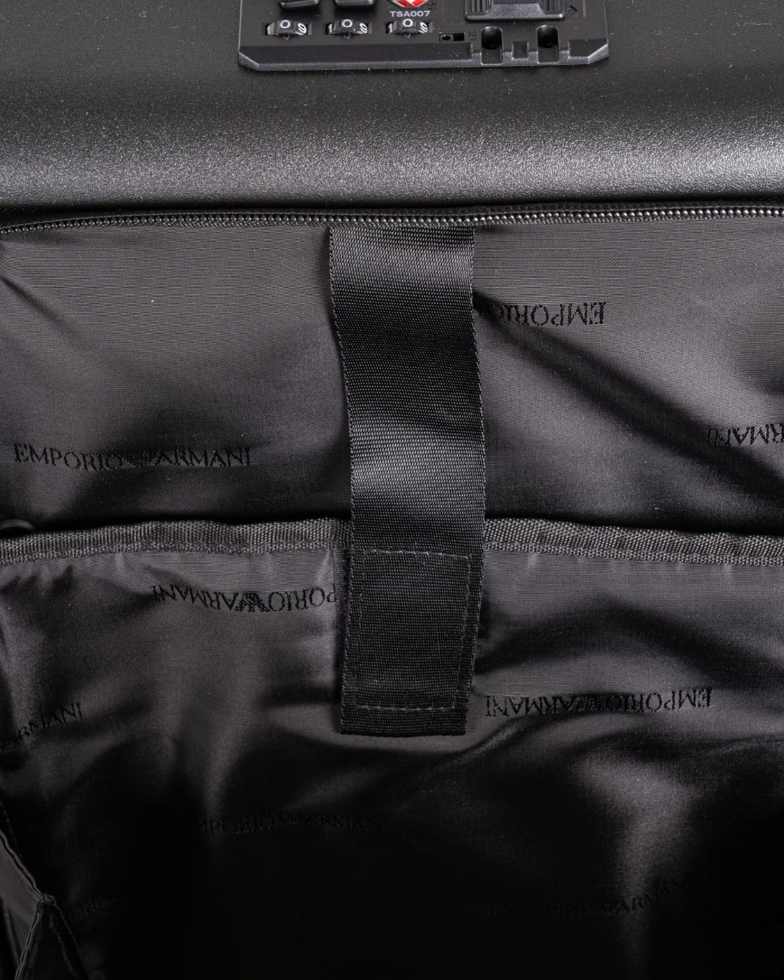 shop EMPORIO ARMANI  Trolley: Emporio Armani trolley cabina in ABS.
Chiusura TSA.
Maniglia telescopica.
Tasca esterna con porta pc.
Placchetta aquila.
Maniglia superiore.
Quattro ruote.
Scomparti con organizzazione interna.
Dimensioni: 36 x 55,5 x 23 cm.
Composizione: 100% acrilonitrile butadiene stirene; tessuto: 100% poliestere; spalmatura esterna: 100% poliuretano; fodera: 100% poliestere.
Made in China.. Y4Q367 Y138E-81072 number 6865042